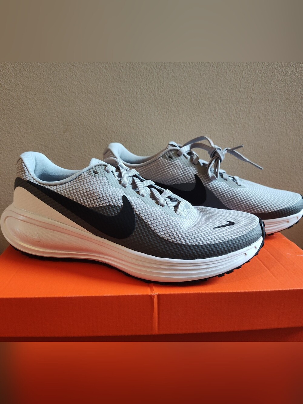 Nike Men's Revolution 8 Road Running Shoes, Light Smoke Grey/Black Size 8.5